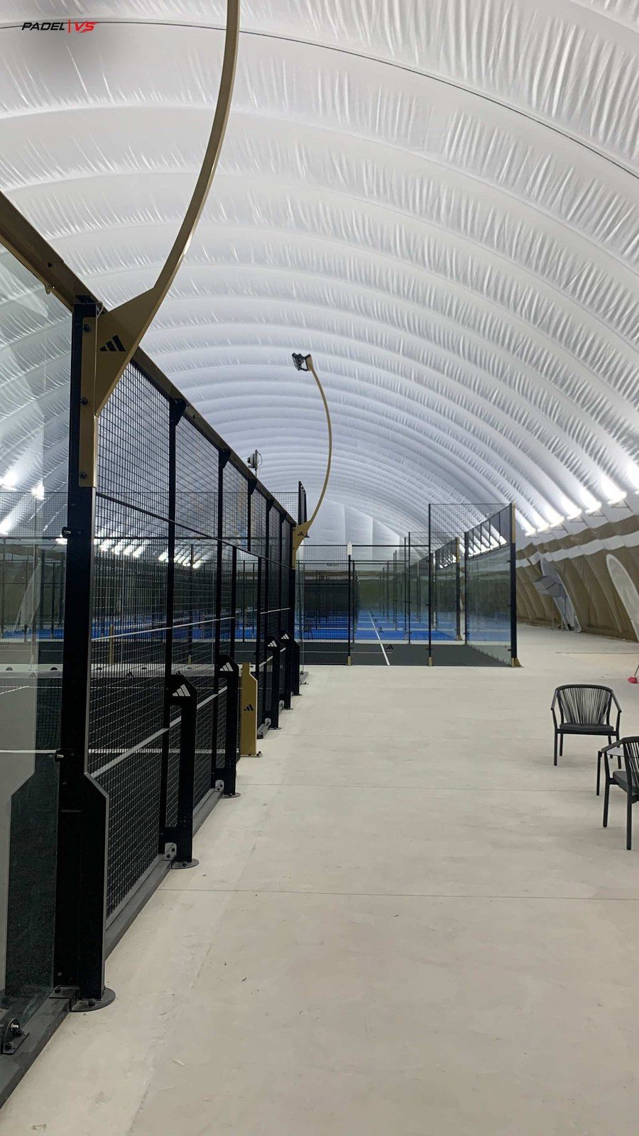 Vista interior de club indoor de pádel con domo y AA