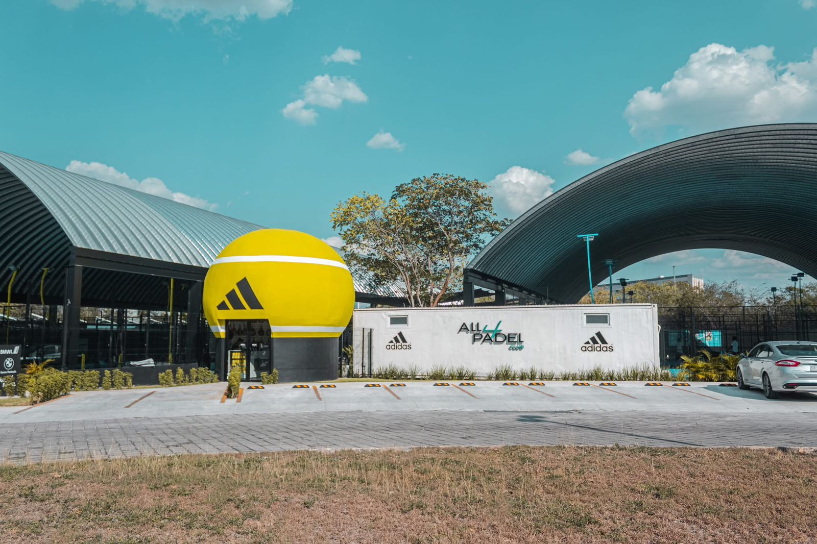 Cancha de pádel en All4Padel Club Adidas Mérida, Mérida
